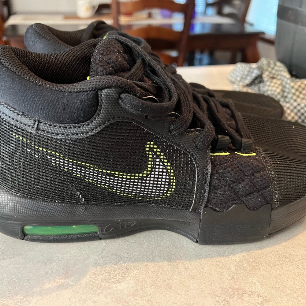 Nike LeBron Witness 8 Black Volt Sneakers Size 8-Great Condition!